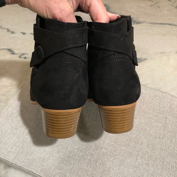Giani Bernini ankle boots black suede look w accent wrap strap wood heel 7.5 - Picture 4 of 9